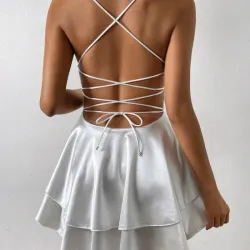 Vestido blanco d vuelos con crucetas en la espalda