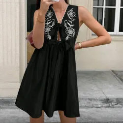 🖤 Vestido corto con bordados — Negro