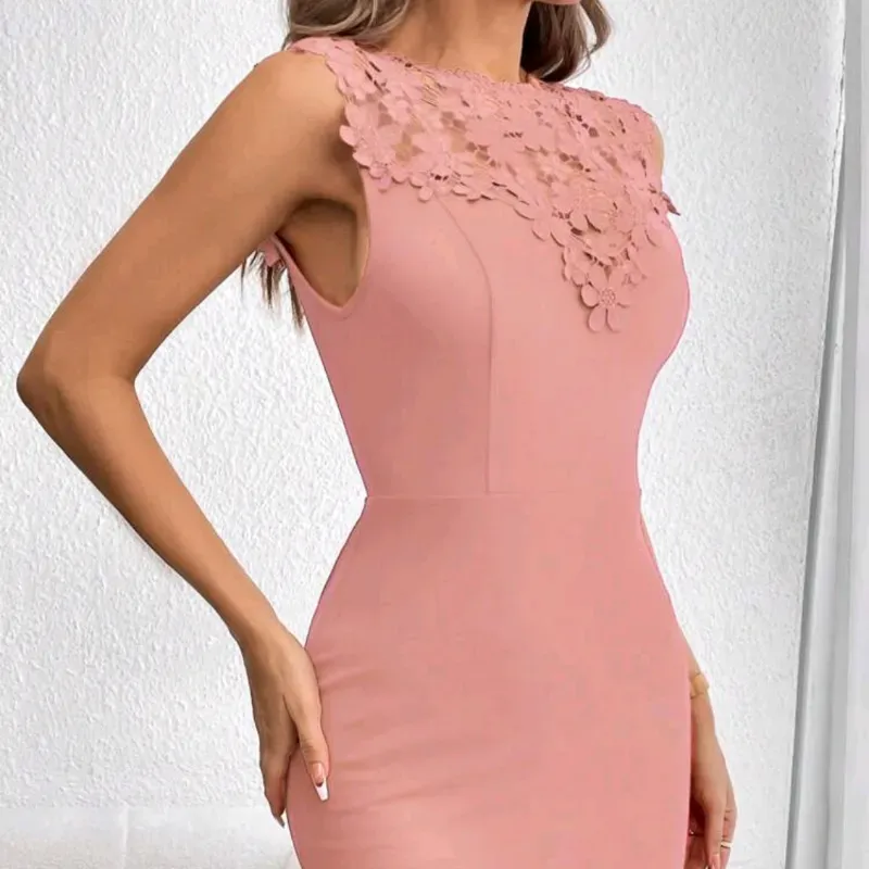 🩷 Vestido corto con calado — Rosado
