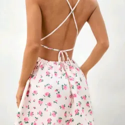 Vestido corto con crucetas en la espalda estampado floral