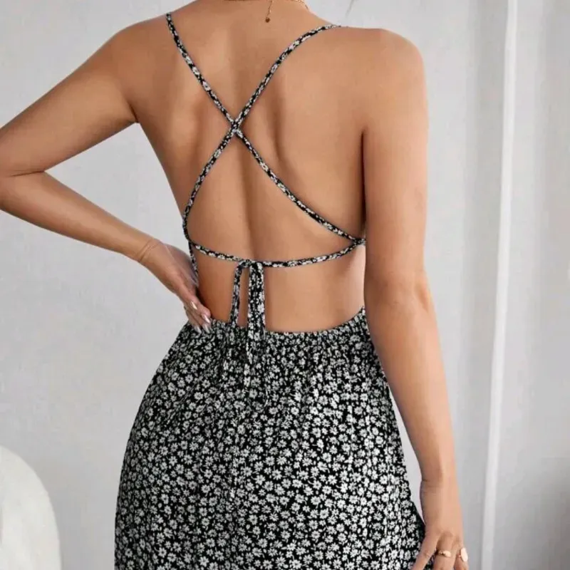🖤 Vestido corto con crucetas en la espalda — Negro