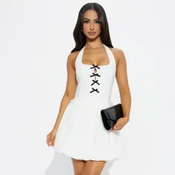 🤍 Vestido corto con lasos — Blanco