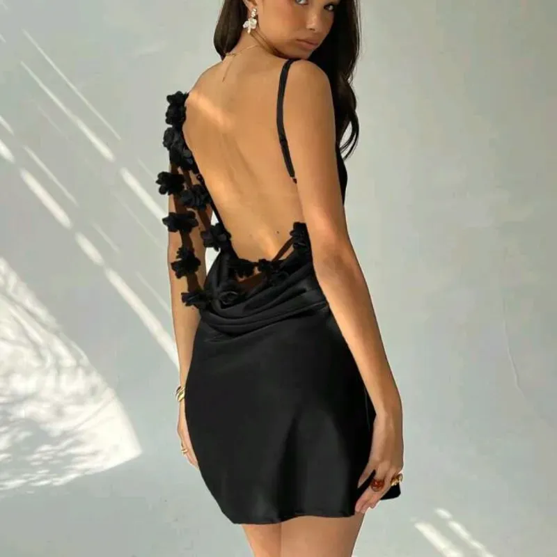 🖤 Vestido corto de espalda afuera y flores 3D — Negro