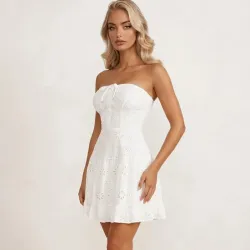 🤍 Vestido corto de tela bordada — Blanco