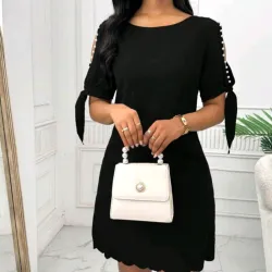 Vestido elegante de mujer negro con mangas y perla
