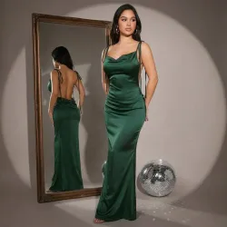 Vestido largo verde de satín sin espalda