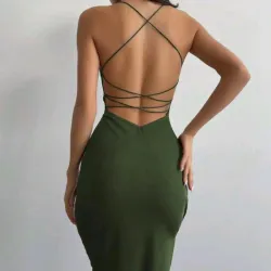 Vestido midi verde con elásticos cruzados en la espalda 