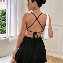 Vestido negro corto con crucetas en la espalda 