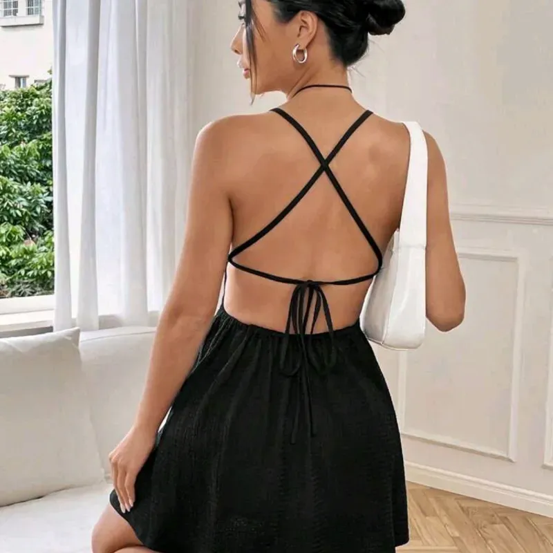 Vestido negro corto con crucetas en la espalda 