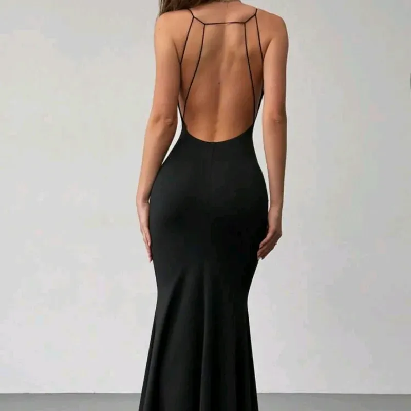 Vestido negro escote en la espalda