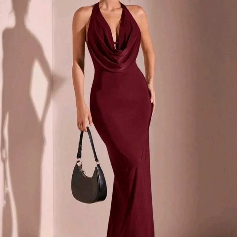 Vestido rojo vino escote profundo