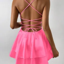 Vestido rosa de vuelos con crucetas en la espalda