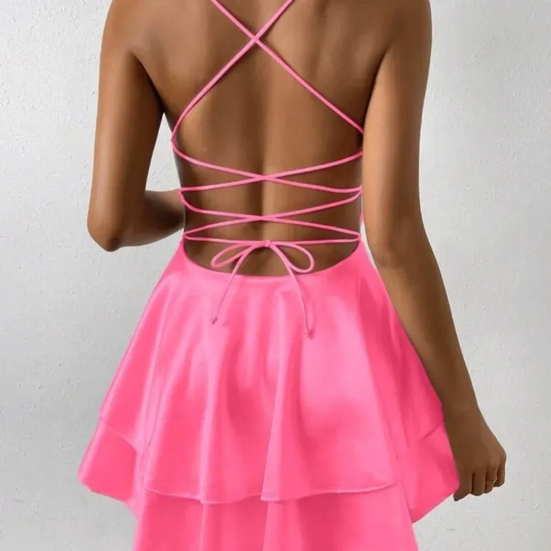 Vestido rosa de vuelos con crucetas en la espalda