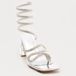 🩶 Zapatos de tacón con pedrería — Plateado