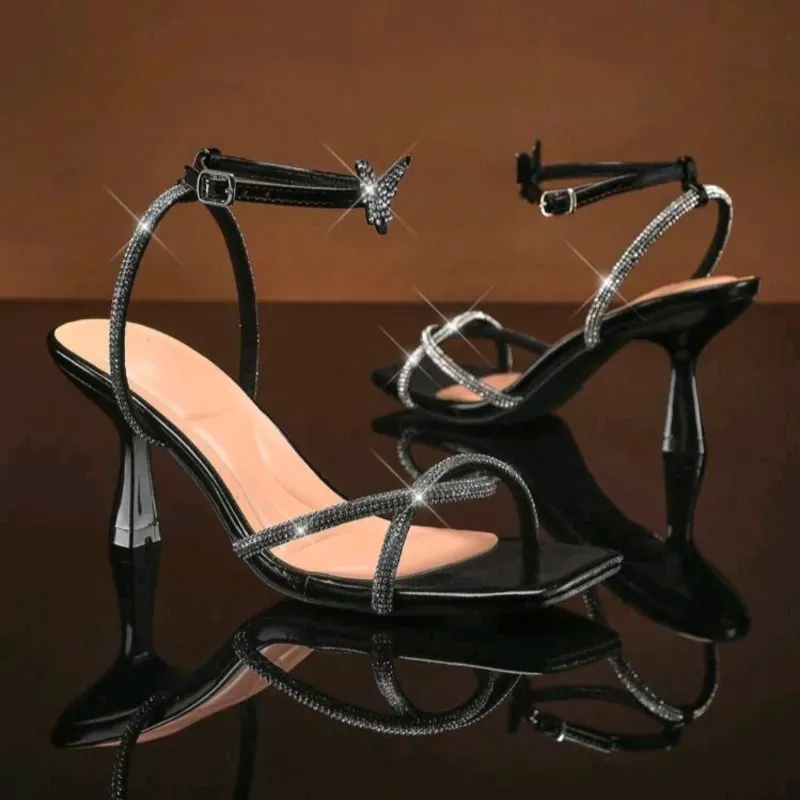 🖤 Zapatos de tacón con pedrería y aplique — Negro