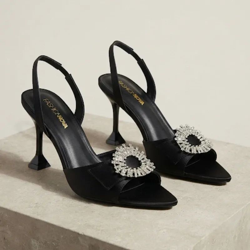 🖤 Zapatos de tacón con punta fina — Negro