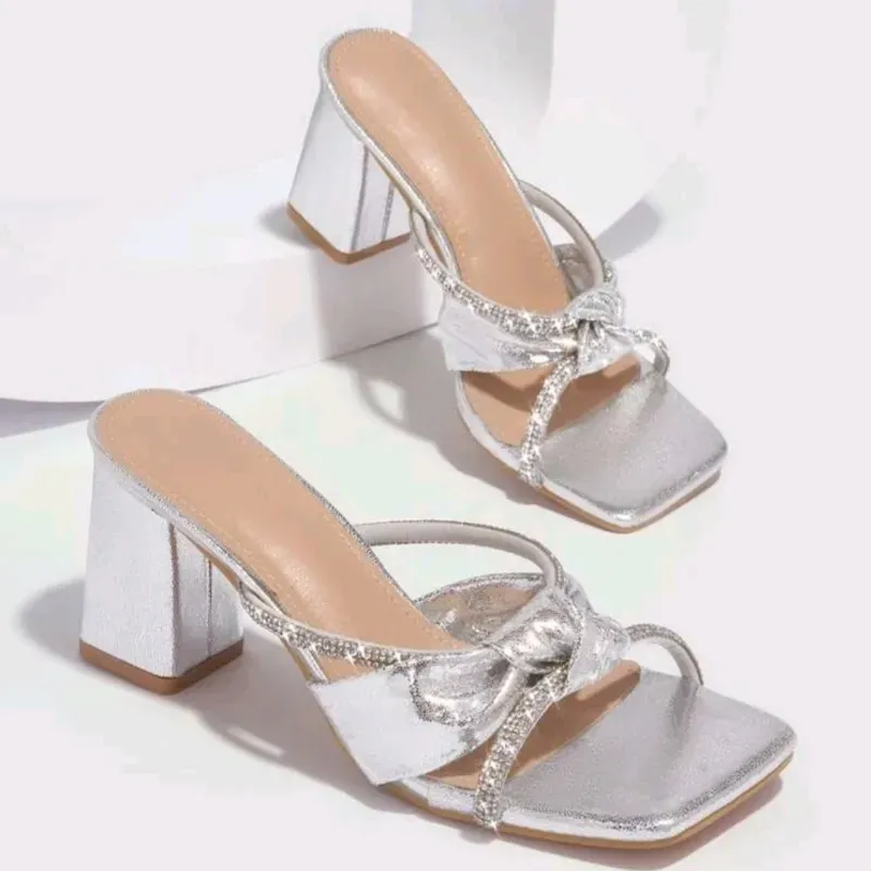 🩶 Zapatos de tacón cuadrado — Plateado