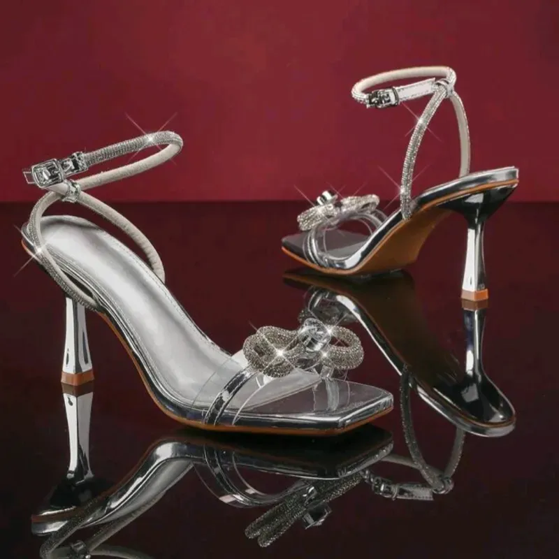 🩶 Zapatos de tacón con pedrería — Plateado