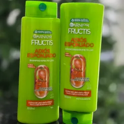 🍀Garnier Fructis Adiós Esponjado, diseñada específicamente para el control del frizz y el volumen rebelde.