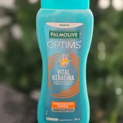 🫧shampoo 2 en 1 Palmolive Optims Vital Keratina en su presentación de 700 ml.