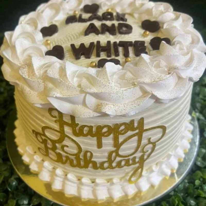 Cake de masa de chocolate...dos masas, un relleno, vestido con merengue