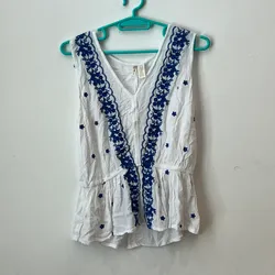 Blusa con bordados en azul