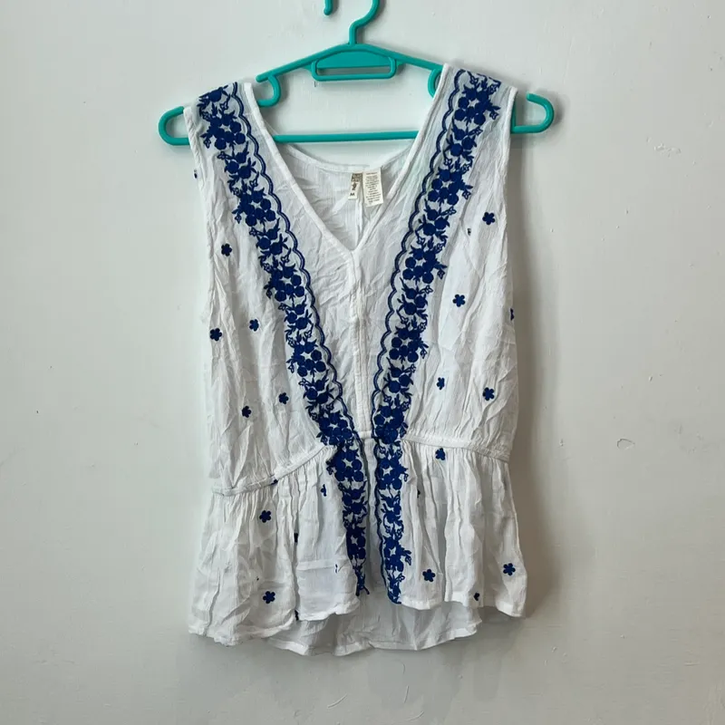 Blusa con bordados en azul
