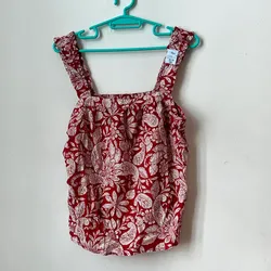 Blusa con estampado en flores 