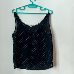 Blusa negra de puntos 