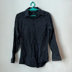 Camisa negra de listas 