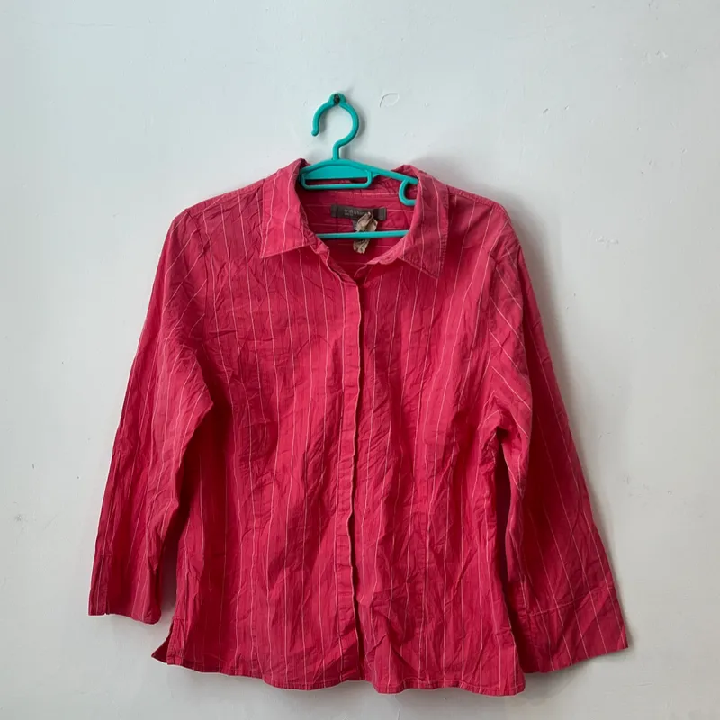 Camisa roja de listas 