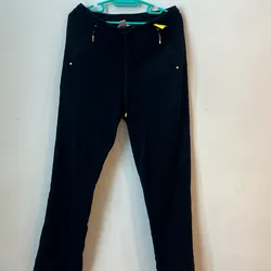 Mono negro con zipper dorado