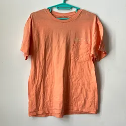 Pulover naranja con diseño en la espalda 