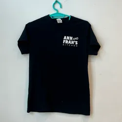 Pulover negro con diseño atrás 
