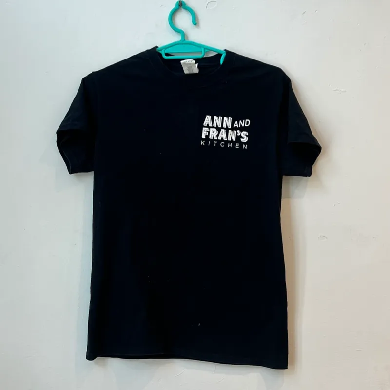 Pulover negro con diseño atrás 