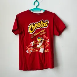 Pulover rojo con diseño de Cheetos