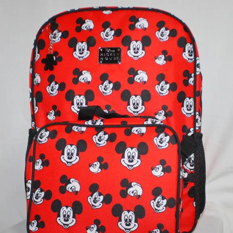 Set de mochila y luchera de Mickey Mouse.