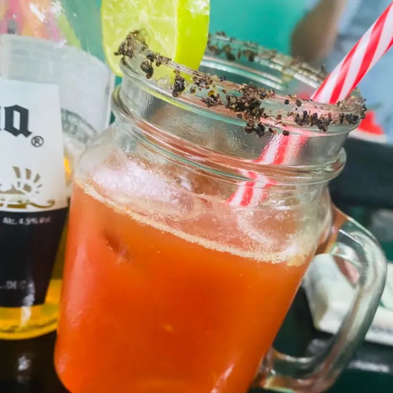 Michelada con cerveza Nacional 