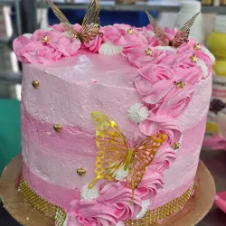 Cake de merengue / relleno de nata / agregos al gusto