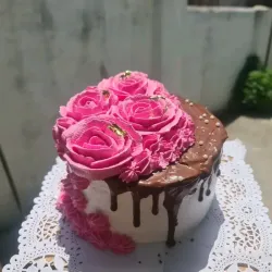 Cake de merengue / relleno de nata / agregos al gusto