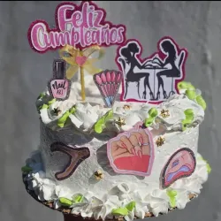 Cake de merengue / relleno de nata / agregos al gusto