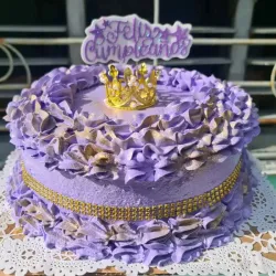 Cake de merengue / relleno de nata / agregos al gusto