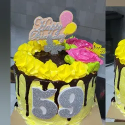 Cake de merengue / relleno de nata / agregos al gusto