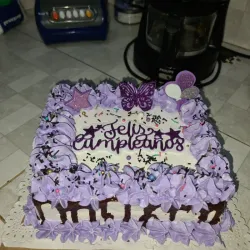 Cake de merengue / relleno de nata / agregos al gusto