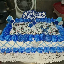 Cake de merengue / relleno de nata / agregos al gusto