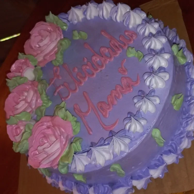 Cake de merengue / relleno de nata / agregos al gusto