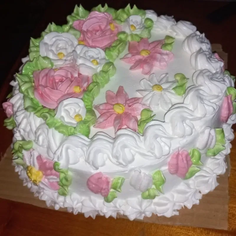 Cake de merengue / relleno de nata / agregos al gusto