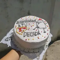 Cake de merengue / relleno de nata / agregos al gusto