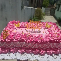 Cake de merengue / relleno de nata / agregos al gusto