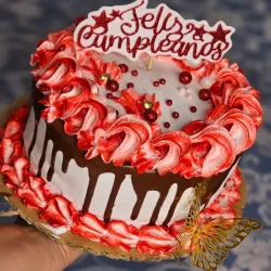 Cake de merengue / relleno de nata / agregos al gusto